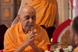 Swamishri doing darshan of Thakorji in mandir 