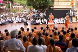 Swamishri bids Jai Swaminarayan to devotees and sadhus