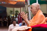 Swamishri bids Jai Swaminarayan