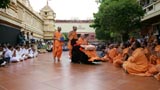 Swamishri bids Jai Swaminarayan to sadhus