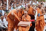 Swamishri bids Jai Swaminarayan to devotees