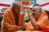 Swamishri bids Jai Swaminarayan and gives his blessings