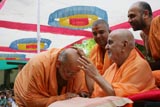 Swamishri bids Jai Swaminarayan and gives his blessings