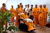 Swamishri bids Jai Swaminarayan to sadhus
