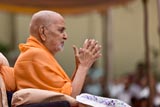 Swamishri bids Jai Swaminarayan