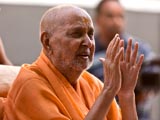 Swamishri blesses devotees
