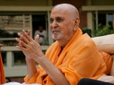 Swamishri bids Jai Swaminarayan
