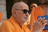 Swamishri bids Jai Swaminarayan