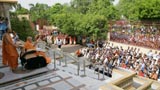 Swamishri bids Jai Swaminarayan to devotees