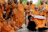 Swamishri bids Jai Swaminarayan to sadhus