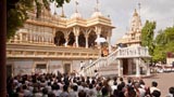 Devotees doing darshan of Swamishri