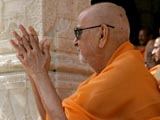 Swamishri bids Jai Swaminarayan to devotees
