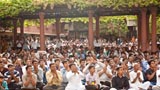 Devotees joyfully doing darshan of Swamishri 