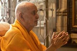 Swamishri doing darshan of Thakorji in mandir 