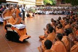 Swamishri bids Jai Swaminarayan to sadhus