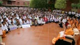 Swamishri bids Jai Swaminarayan to devotees