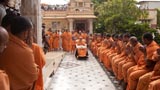 Swamishri bids Jai Swaminarayan to sadhus 