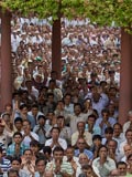 Devotees joyfully doing darshan of Swamishri 