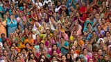 Devotees joyfully doing darshan of Swamishri 