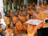 Swamishri bids Jai Swaminarayan to sadhus