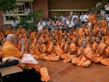 Swamishri bids Jai Swaminarayan to sadhus