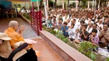 Swamishri bids Jai Swaminarayan to devotees