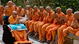  Swamishri bids Jai Swaminarayan to sadhus in the mandir pradakshina