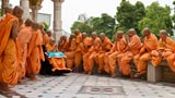  Swamishri bids Jai Swaminarayan to sadhus in the mandir pradakshina