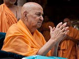  Swamishri bids Jai Swaminarayan