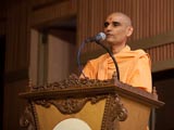  Pujya Anandswarup Swami delivers a discourse