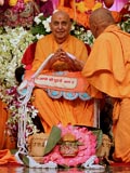  Sadhus honor Swamishri with garlands