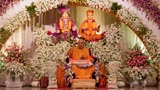  Swamishri gestures divinely during the assembly