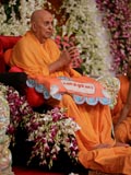  Swamishri blesses the assembly