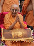  Swamishri bids Jai Swaminarayan to devotees