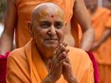  Swamishri bids Jai Swaminarayan to devotees