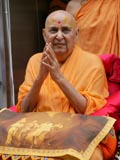  Swamishri bids Jai Swaminarayan to devotees