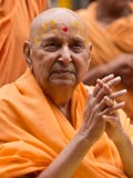  Swamishri bids Jai Swaminarayan to devotees