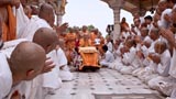  Parshads doing darshan of Swamishri
