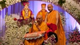 Swamishri arrives in the assembly