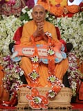Swamishri is honored with garlands