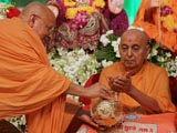 Swamishri sanctifies rice grains offered by devotees