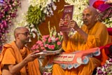  Swamishri inaugurates a new publication 'Contemplative Poems'