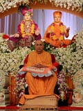  Swamishri blesses the assembly