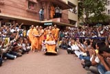 Devotees doing darshan while Swamishri leaves the assembly hall 