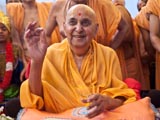  Swamishri gestures divinely in response to the skit