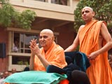  Swamishri bids Jai Swaminarayan to devotees