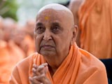  Swamishri bids Jai Swaminarayan to devotees