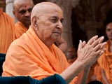  Swamishri bids Jai Swaminarayan to devotees