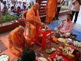 Pujya Ishwarcharan Swami performs mahapuja rituals before the pratishtha