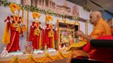  Swamishri performs pratishtha arti